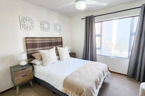 Postel nebo postele na pokoji v ubytování Umhlanga apmt-2 mins from beach!