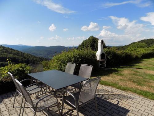 una mesa y sillas en un patio con vistas en Ferienland Sonnenwald Studio 50 en Langfurth 