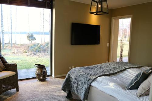 מיטה או מיטות בחדר ב-Luxury Lakeside Villa