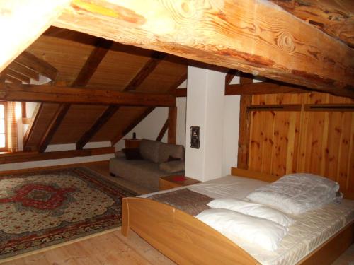 um quarto com uma cama grande e um sofá em Ferienwohnung - b50233 em Schernfeld