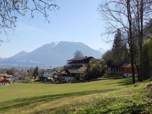 uma aldeia numa colina com uma montanha ao fundo em Ferienwohnung 28 im Bergschlössl , an der Grenze zu Tirol em Oberaudorf