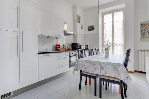Kitchen o kitchenette sa Holiday Sunny Roma B&B
