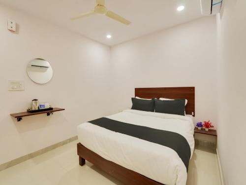a bedroom with a large bed in a room at Collection O HOTEL BEDS INN in Maula Ali