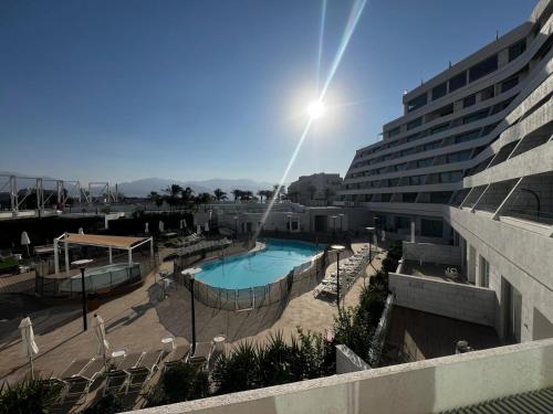 vista sulla piscina e su un edificio di Sansa suite SeaSide Sea View dream Apartment a Eilat