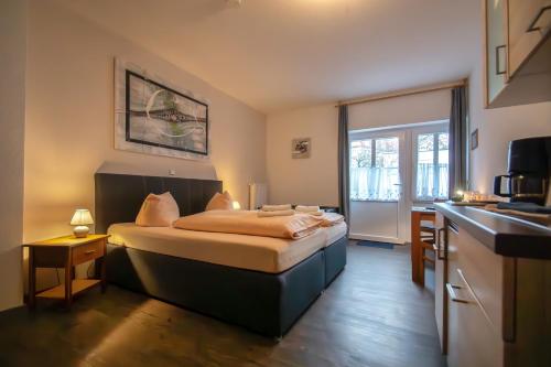 um quarto de hotel com uma cama e uma cozinha em Villa Altstadtperle Erfurt em Erfurt