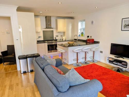 Una cocina o zona de cocina en SoHot Stays-Garden Apt-Free Parking Ground Flr