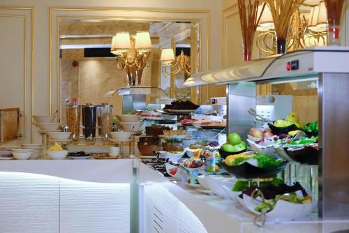 Makanan di atau berdekatan hotel