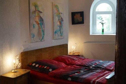 Ce lit se trouve dans une chambre avec 2 tables et une fenêtre. dans l'établissement Mühlenurlaub Südheide, à Wittingen