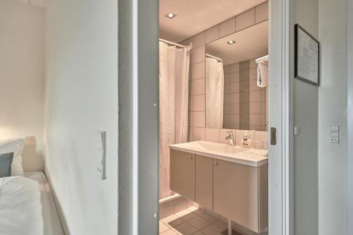 W łazience znajduje się umywalka i lustro. w obiekcie Zleep Hotel Køge w mieście Køge