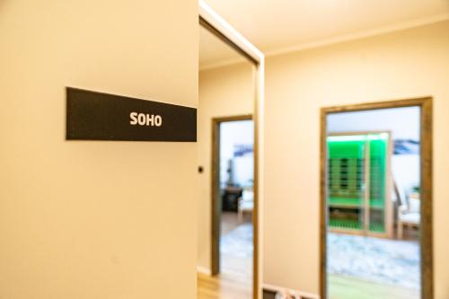 ein Schild, das allein an einer Wand in einem Raum liest in der Unterkunft STING Boutique Apartments in Ostrava