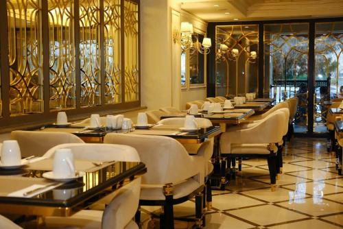 Dekalb Hotel في إسطنبول: غرفة طعام مع طاولات وكراسي في مطعم