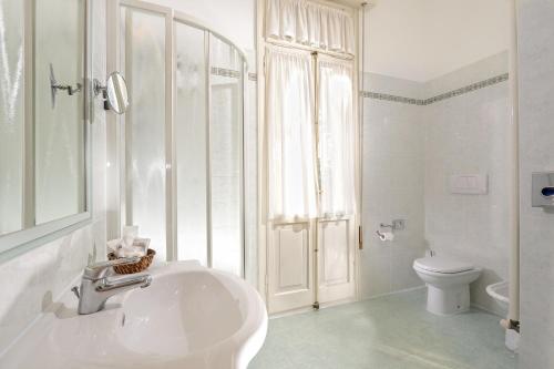 Atika & Atif - Casa Villa Gardenia Venice tesisinde bir banyo