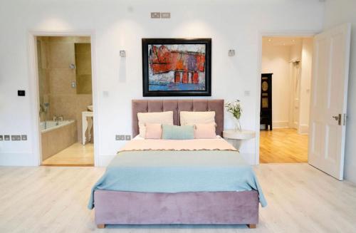 מיטה או מיטות בחדר ב-LUXURIOUS PROPERTY in MARYLEBONE, LONDON