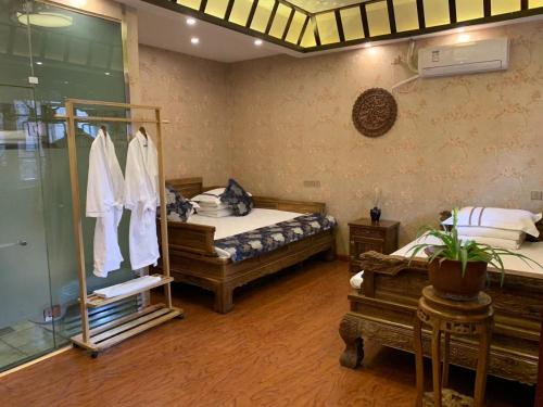 Postel nebo postele na pokoji v ubytování Pingyao HongJingYuanGuesthouse