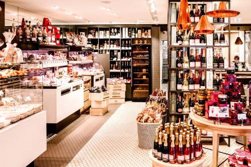 un magasin rempli de nombreuses bouteilles de vin dans l'établissement Dernier étage, 108m2, Vue panoramique, à Paris