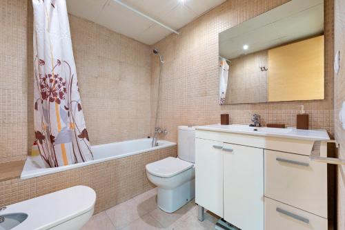 Vendrell Centre في إل فيندريل: حمام مع مرحاض ومغسلة وحوض استحمام