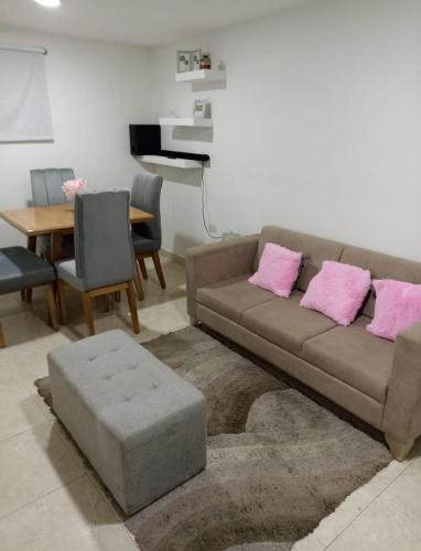 a living room with a couch and a piano at Hermoso y cómodo apartamento in Cartagena de Indias