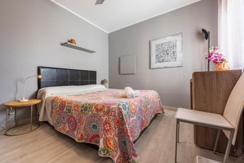1 dormitorio con 1 cama y 1 silla en Bettatur Apartament Tarraco, en Tarragona
