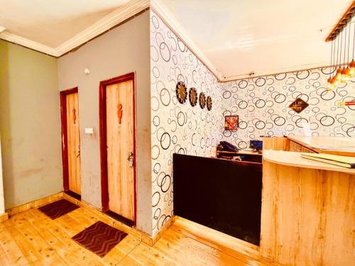 um quarto com uma cozinha com um balcão e uma parede em Hotel Shivam Inn - Near Calangute Beach em Calangute