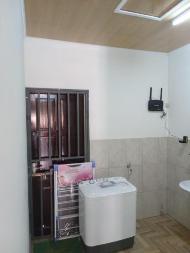 een badkamer met een toilet in de hoek van een kamer bij Serenity Divine vastgoed Beheer in Paramaribo