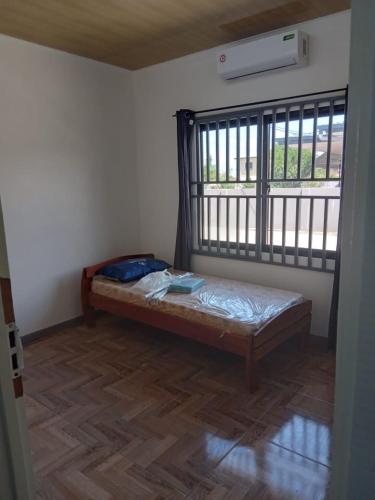 sypialnia z łóżkiem w pokoju z oknem w obiekcie Serenity Divine vastgoed Beheer w mieście Paramaribo