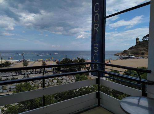 balcón con vistas a la playa en Hotel Corisco, en Tossa de Mar