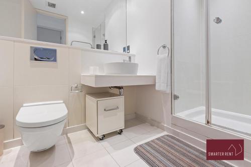La salle de bains est pourvue de toilettes, d'un lavabo et d'une douche. dans l'établissement Richmond - Luxury 2 Bed Flat, à Londres