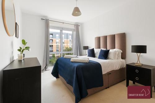 - une chambre avec un grand lit et une fenêtre dans l'établissement Richmond - Luxury 2 Bed Flat, à Londres