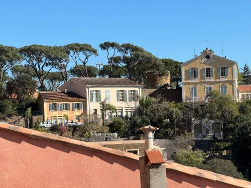 - une vue sur une maison depuis le toit dans l'établissement Studio le Nid, vue mer, village et collines avec terrasse, à Bormes-les-Mimosas