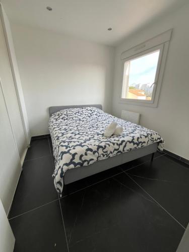 Cama en habitación con ventana en Duplex lumineux Montpellier clim/garage en Montpellier