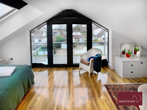 sypialnia z łóżkiem i dużym oknem w obiekcie Shepperton - 3 Bedroom Home w mieście Walton-on-Thames