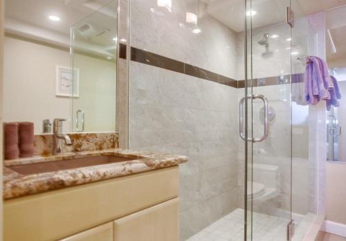 y baño con lavabo y ducha. en Residence Club 4, en San Diego