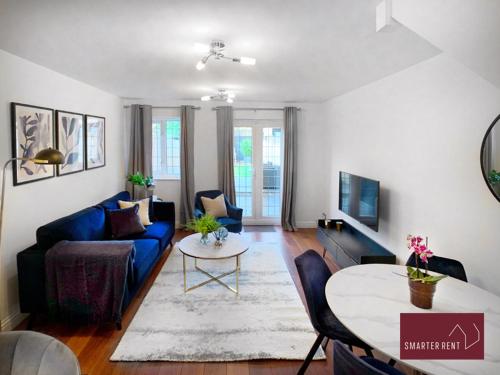 Et tv og/eller underholdning på Knaphill - 2 Bedroom Terrace House - With Garden