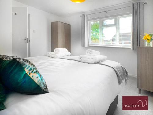 Postel nebo postele na pokoji v ubytování Lightwater - 1 Bedroom Terraced House