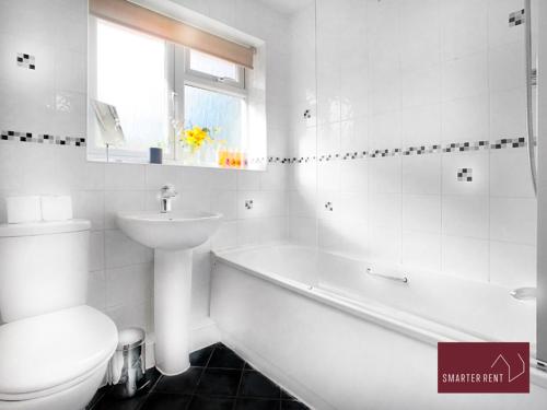 baño blanco con lavabo, bañera y aseo en Lightwater - 1 Bedroom Terraced House en Bagshot