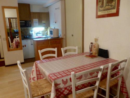 une cuisine avec une table et des chaises ainsi qu'une cuisine avec une table et des chaises dans l'établissement Studio confortable pour 4 pers, balcon, proche télésiège, parking privé, animaux acceptés - FR-1-263-379, à Valloire