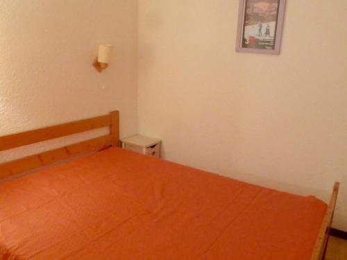 - une chambre avec un lit en bois et des toilettes dans l'établissement Studio confortable pour 4 pers, balcon, proche télésiège, parking privé, animaux acceptés - FR-1-263-379, à Valloire