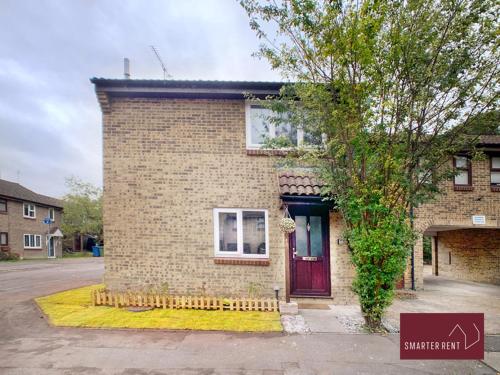 a brick house with a red door on a street at Bracknell - 1 Bedroom House - With Parking in Bracknell