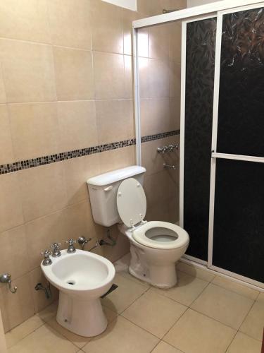 a bathroom with a toilet and a bidet at Dpto Toscana in Las Varillas