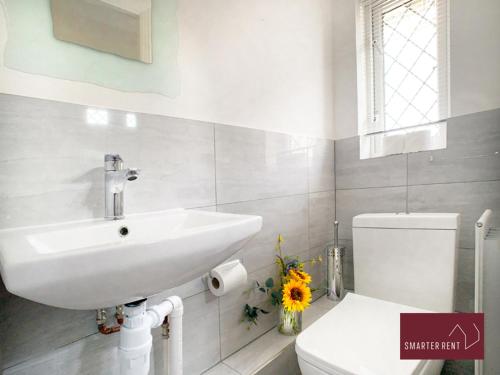 Ένα μπάνιο στο Knaphill, Woking - 3 Bed House - With Garden