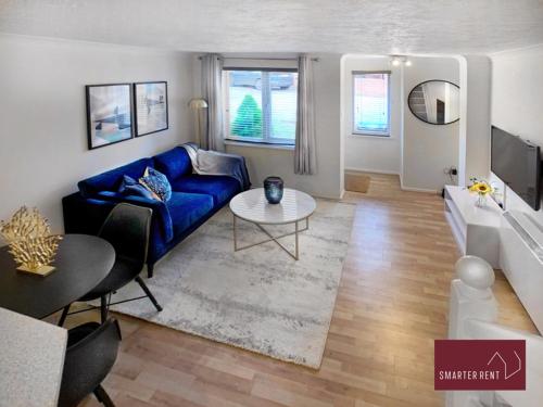 TV a/nebo společenská místnost v ubytování Lightwater - One Bedroom House - With Parking