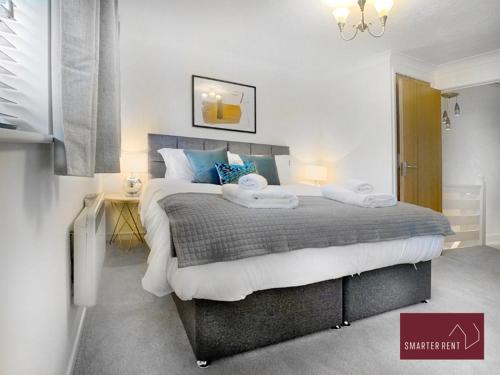 Кровать или кровати в номере Lightwater - One Bedroom House - With Parking