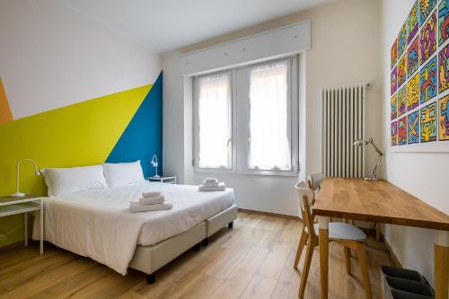 una camera da letto con un letto con una parete colorata di Affittacamere Biscotti22 a Bologna