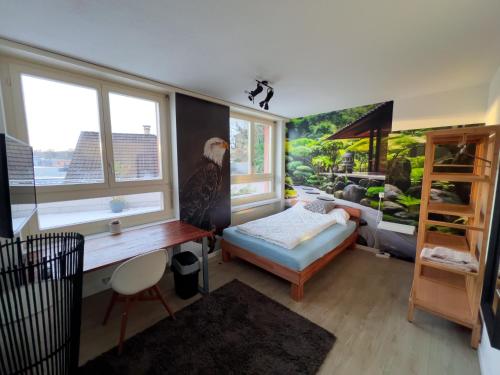 um quarto com um mural aveludado na parede em Gery's Camp em Lucerna