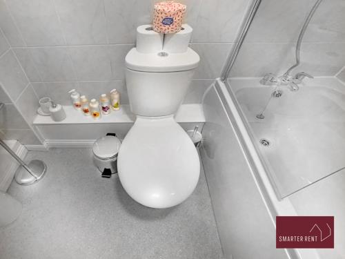 W łazience znajduje się biała toaleta i wanna. w obiekcie Knaphill, Woking - 2 Bedroom House - Garden and Parking w mieście Brookwood