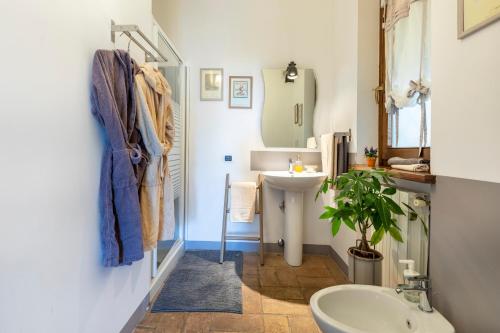 uma casa de banho com um lavatório, um WC e um espelho. em B&B La Casetta di Ben em Vetralla