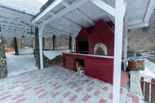 eine Terrasse mit einem Kamin in der Mitte in der Unterkunft Rivendell Chalet in Valea Ierii