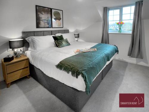 Un dormitorio con una cama grande y una ventana en Bracknell - 2 Bedroom House With Garden and Parking en Easthampstead