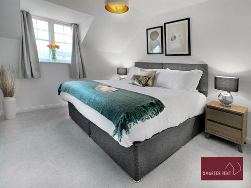 a bedroom with a large bed and a window at Bracknell - 2 Bedroom Home With Garden & Parking in Easthampstead