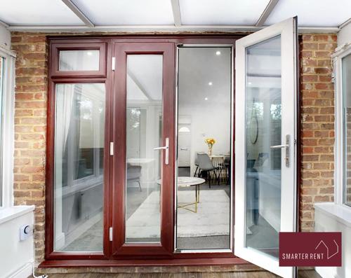 Ένα μπάνιο στο West End, Woking - 2 Bed House With Parking and Garden